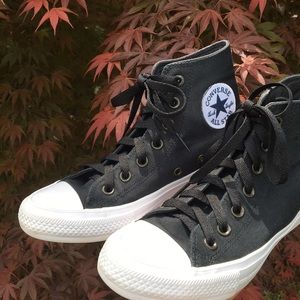 Black and white Chuck Taylor converse!!!!🌒🐚🌟⚡️